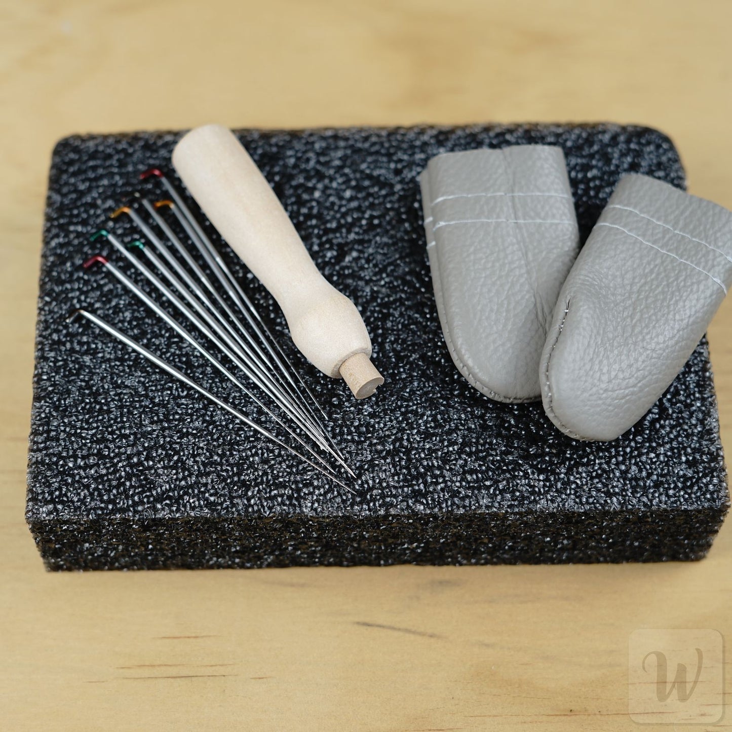 Needle Felting Beginner Kit 28pcs: 12 wool colours+8 needles and basic tools