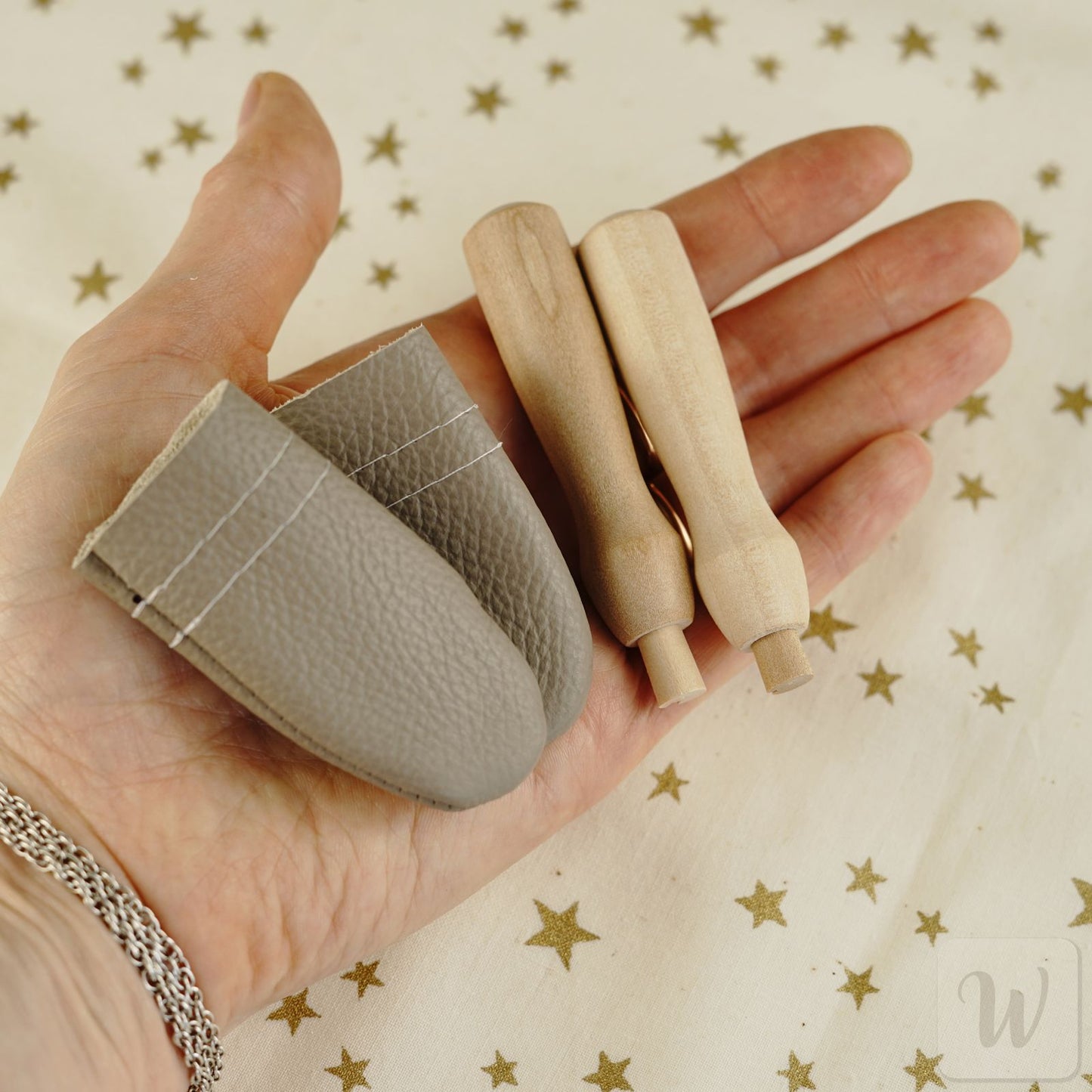 Needle felting tool set with 2 ergonomic wooden needle holders and handmade natural leather finger protectors