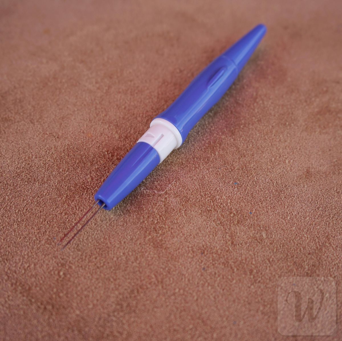  3-needle felting clover pen with comfortable grip, lightweight design for intricate needle felting details